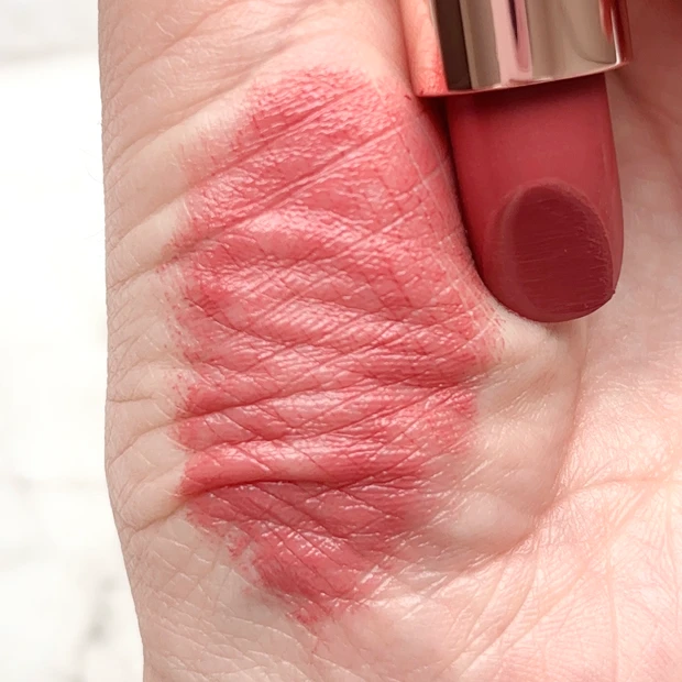 セザンヌ「ラスティングステイリップカラー01ローズレッド」のスウォッチ