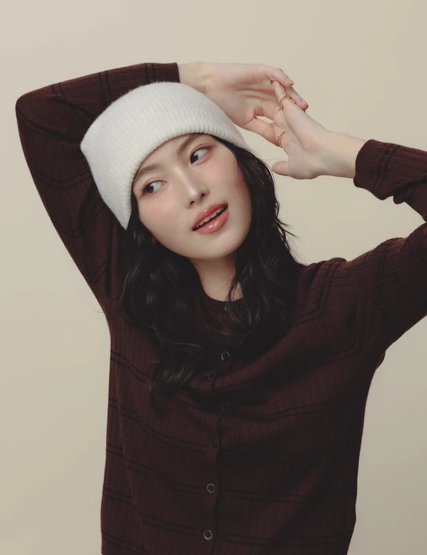 ユニクロ　UNIQLO　メリノリブクルーネックショートカーディガン　オレンジチークメイク