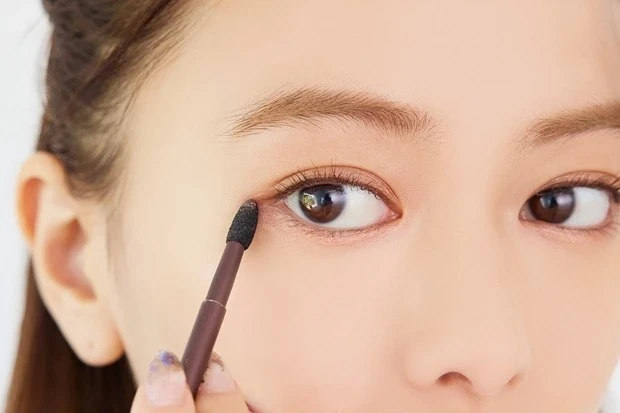 山本舞香さんのオレジメイク_1. くすみオレンジのシャドウで囲みEYEに