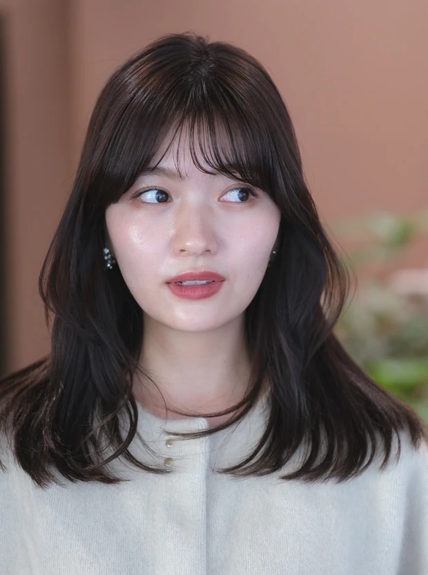 ヘアカタログ　ミディアム　ミディアムヘア　前髪あり　サイド