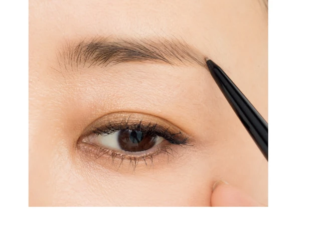 眉下は下に向かって毛が生えているので、毛流れを意識しながら描き足すことがナチュラル感を高めるポイントに。