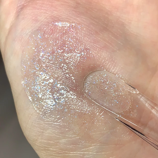 スナイデルビューティ コズミック グロウ グロス 手元スウォッチ