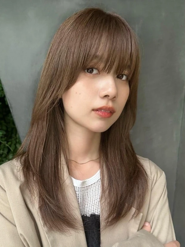 【9位】【2024年最新ヘアスタイル】小顔効果&目力アップが叶う！ 大人に似合うレイヤーロングヘア