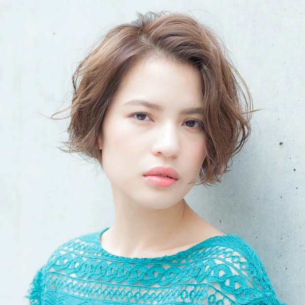 ラフなカールがさりげなく色っぽい、大人カジュアルなこなれ感ショート