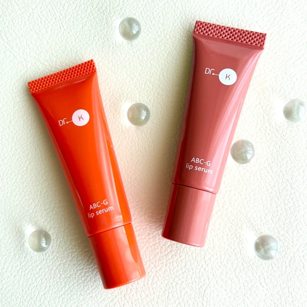 ドクターケイのリップ美容液をスウォッチ！ どんな肌にもマッチするロージーローズ色が登場