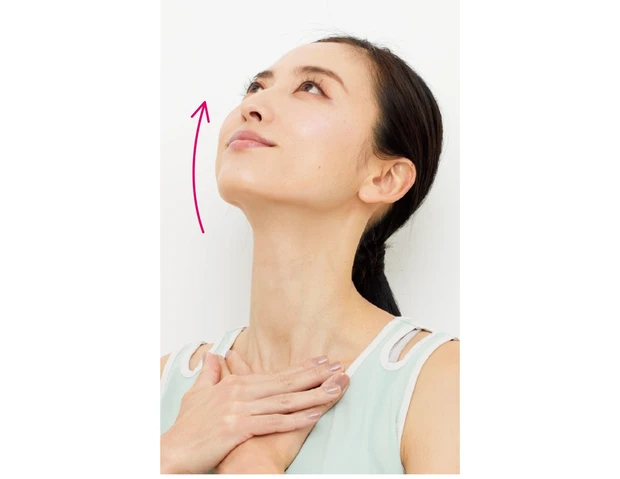 鎖骨あたりを両手のひらで軽く押さえ、のど奥から舌をプッシュアップしながら、首を長くする意識であごを上げる。真上、やや左上、右上と気持ちよい伸びを感じながら、気付いたときに何度でも。