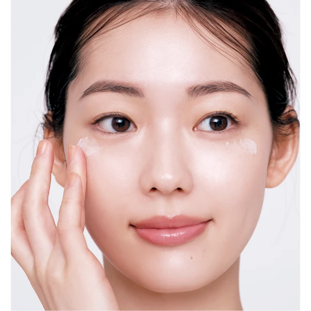 ピンポイント×顔の中心塗りで、 自然な高さと明るさを