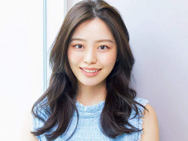 崩れる、ぺちゃんこ、巻きが取れる...梅雨どきヘア悩み攻略法。神崎 恵さんの信頼スタイリストが伝授！
