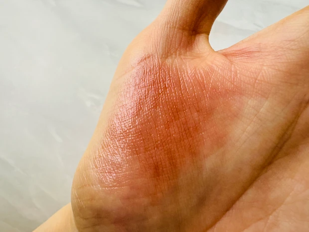 KATEのリップモンスター クリアトーン C02 肉色モンスターのスウォッチ