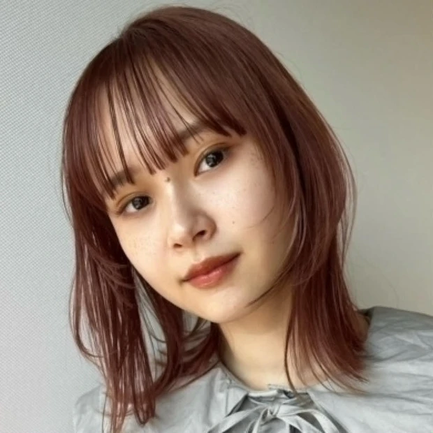 夏に向けてイメチェンするなら、大胆に髪をカットするのもちろんアリだけど、カラーで雰囲気を変えてみるのもおすすめ。黒髪から明るめカラーにするだけで、劇的に印象チェンジ！ 奇抜になりすぎない明るめの色みが狙い目です。