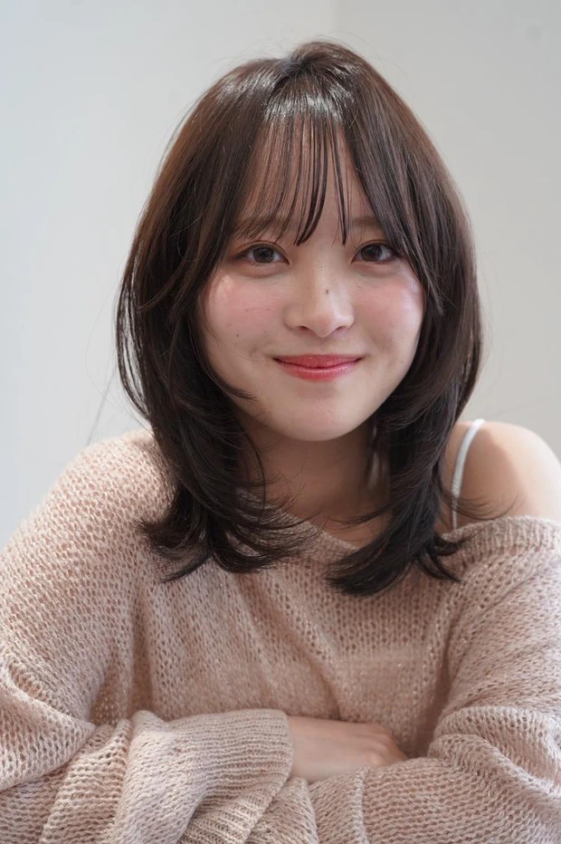 顔まわり レイヤー ミディアム 　外ハネ　首元細え