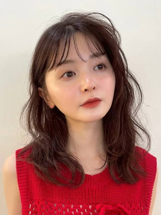 顔タイプ「フェミニン」に似合う髪型　抜け感たっぷりミディアムレイヤー
