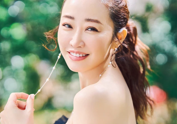 神崎 恵さんのサマードレスに似合う夏メイク PhotoGallery