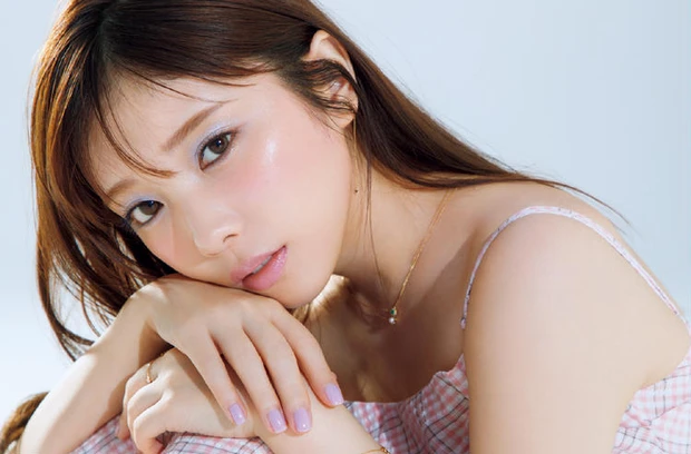 【6位】与田祐希さんの低温ブルーアイ・メイク。ベージュ仕込みで洗練度アップ