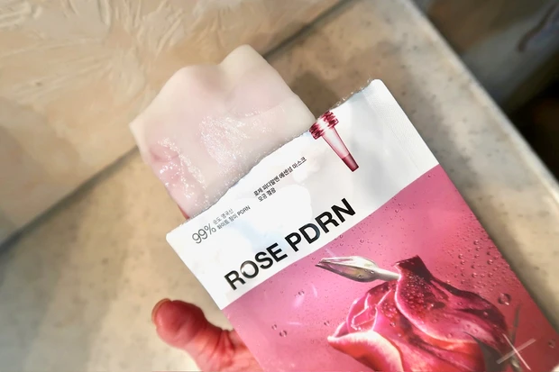 MEDIHEAL  ROSE PDRN  Essential Mask_Healthy Glowのシート①