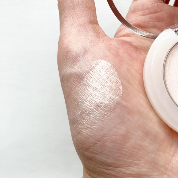 ファミマで買えるプチプラコスメ♪hana by hinceのシャインハイライターバームで手に入れるナチュラルな光沢感！_3_2