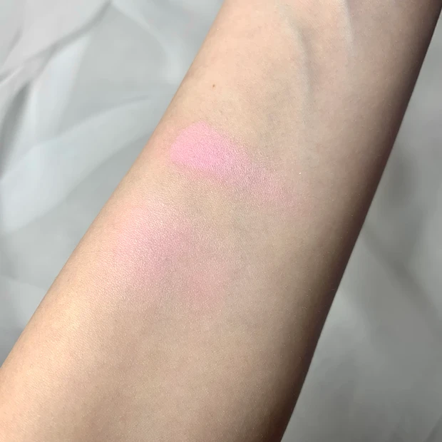 ディオール バックステージ ロージーグロウを手にスウォッチした画像