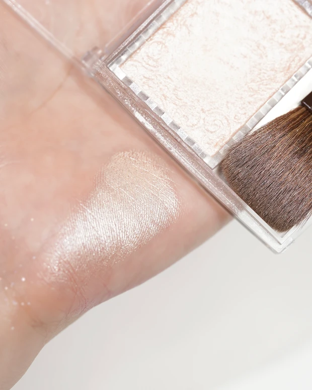 セザンヌ パールグロウハイライト 01シャンパンベージュ