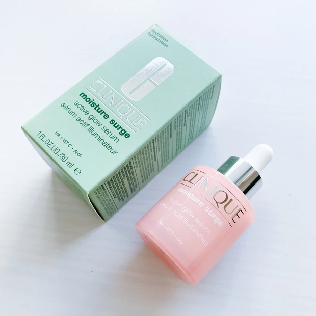 クリニーク「モイスチャー サージ グロウ リファイン セラム」の外箱と本体。医薬部外品の薬用保湿美容液。