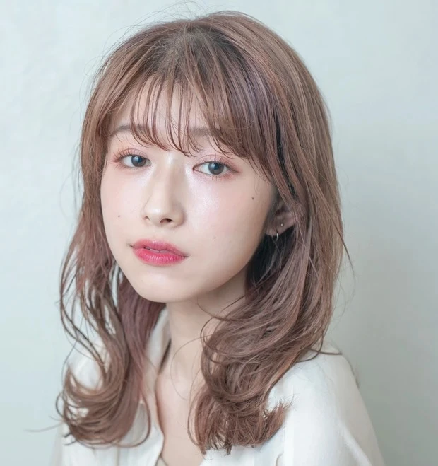MINXの髪型・ヘアスタイルまとめ_透明感のある明るめカラーがポイント！ 大人の抜け感レイヤーロング