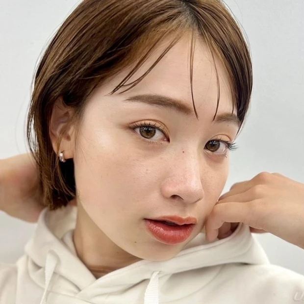 ショート　ボブ　30代　40代 ヘアスタイル　明るめカラー　前髪あり