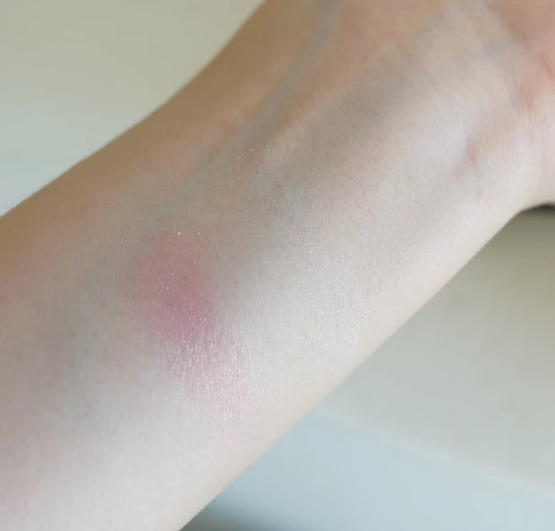 重ねるほどにじみ湧くチーク・つやを生かすヴェールパウダー_2