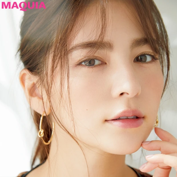 「男顔×ドラマティック」な顔立ちは“くすみ血色チーク”で大人可愛く！