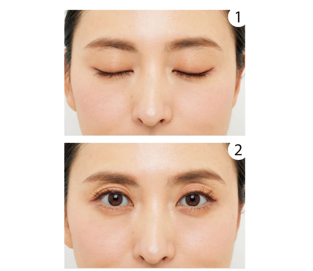 まぶたを引き込んで目を開ける