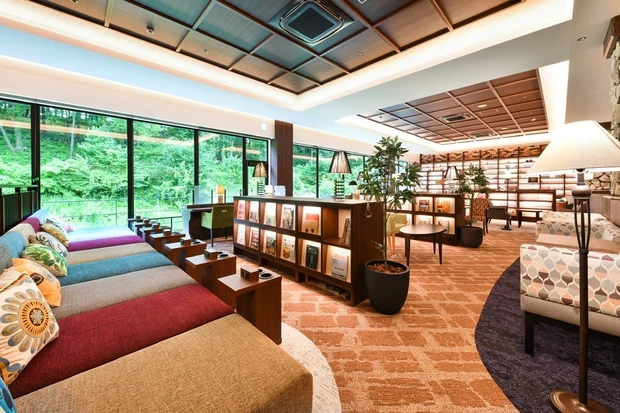 竜泉寺の湯のラウンジエリア