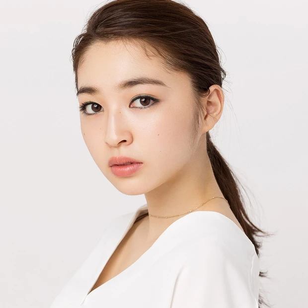 【モード】エッジの効いた囲み目EYEで凛とした大人の表情に