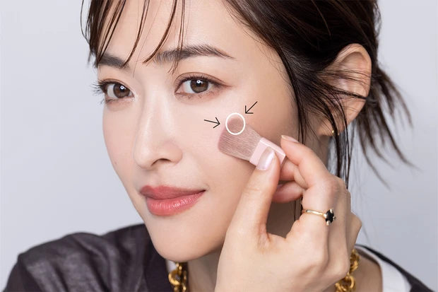 大人のためのキャンメイク図鑑 キャンメイク パウダチークス P01 パワフルピンク 塗り方①