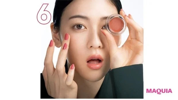 三吉彩花さんの最新ベストメイク_6. クリームチークを指塗りして血色を宿す
