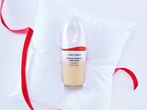 小嶋陽菜さんの神コスメ「SHISEIDO エッセンス スキングロウ ファンデーション」。薄づきでツヤ感も最高！【付録「こじはる愛用コスメハピバBOX」紹介】