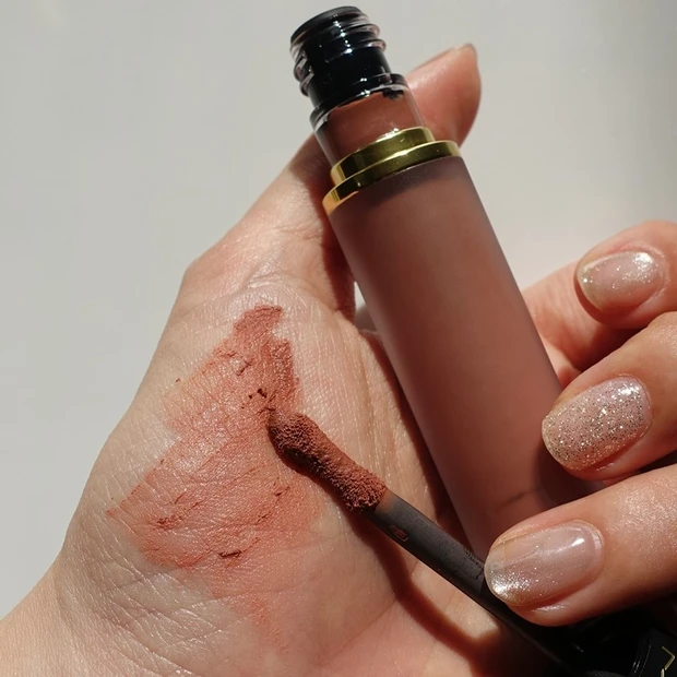 M･A･Cパウダー キス リップ + チーク ムース 951ハビットのスウォッチ