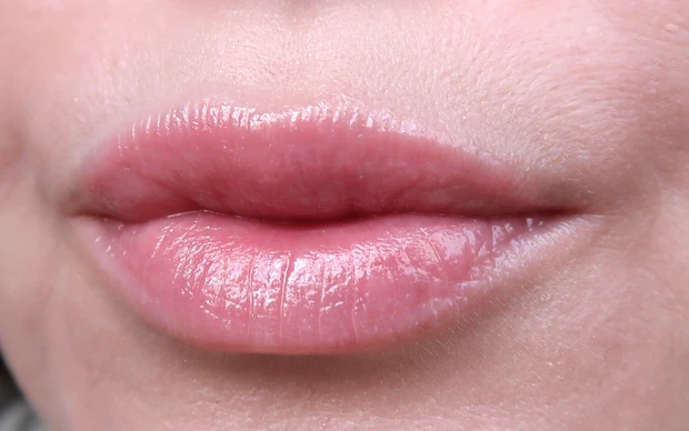 CARMEX  カーメックス クラシック リップバーム チューブを口に塗布