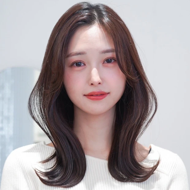 【くびれミディアム】韓国風S字バング×レイヤーで小顔見せ！大人に似合うきれいめミディアム