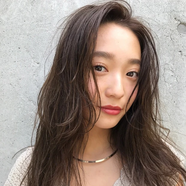 丸顔、エラ張りさんにおすすめ! 小顔&セクシーに仕上がるニュアンシーロン…