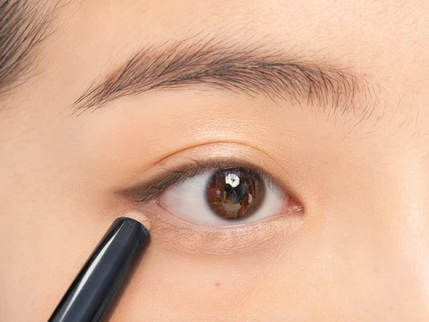 自然な仕上がりが今っぽい！ 大人の涙袋メイクのつくり方_4