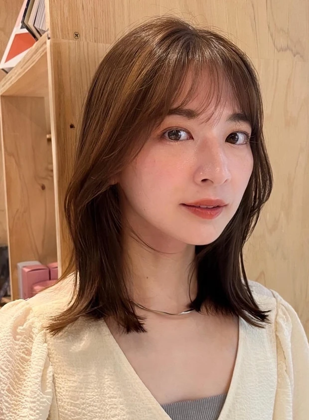 前髪あり ミディアム ミディアムヘア くびれ ひし形 小顔見え 外ハネ