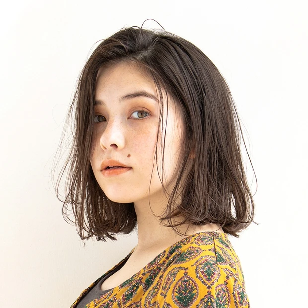 束感×セミウェット仕上げが女っぽい、おしゃれクールなワンレンボブ