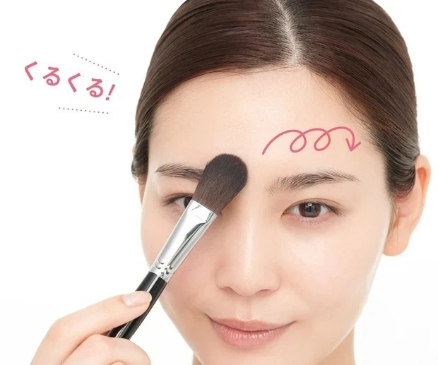 顔にブラシをくるくるさせている様子