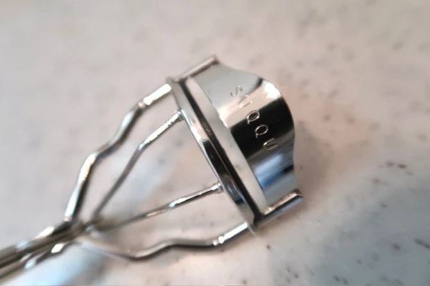 SUQQU アイラッシュ カーラーのアップ