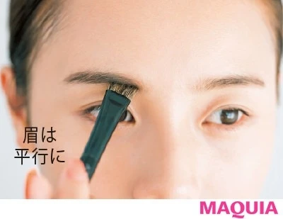 【伊原 葵さん】MYメイクルール_中央と下の色を混ぜて眉の下側のラインから描き、平行眉に。