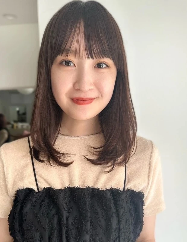 ワイドバング ミディアム ワイドバング×透け感カラーの垢抜けミディアムヘア