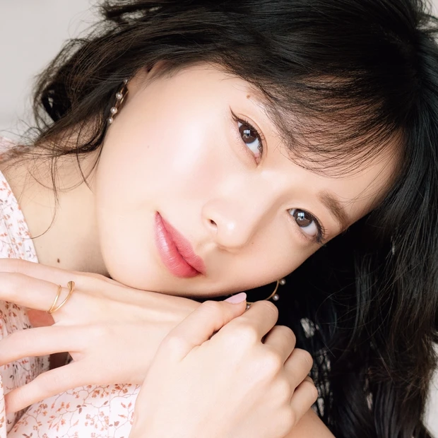 12月号の表紙は戸田恵梨香さん！ 素肌美を際立たせる新・美人メイクを解説