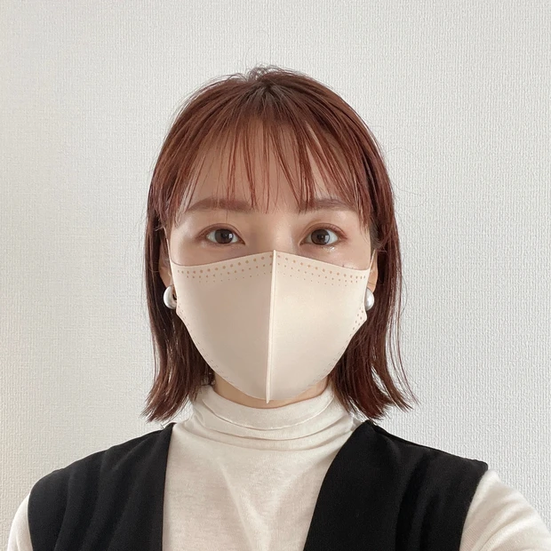 KATE小顔シルエットマスク着用(ライトベージュ正面)