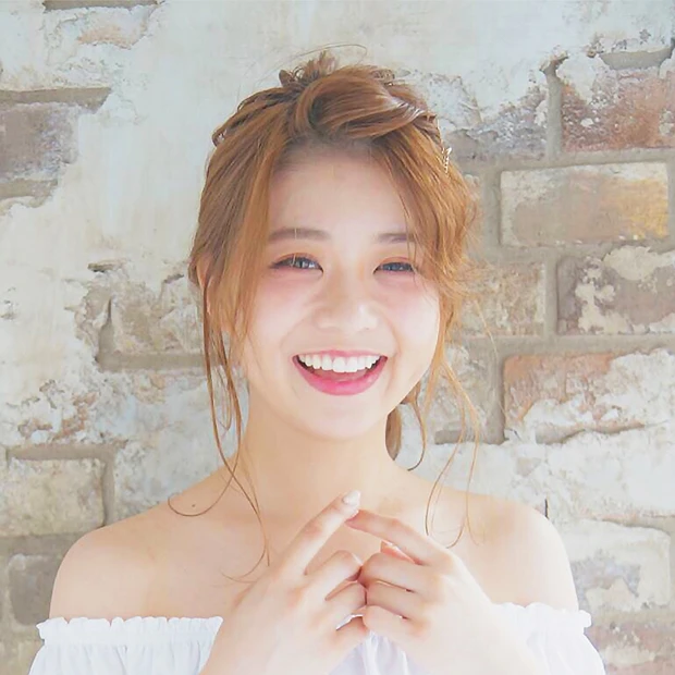 ポニーテール ヘアアレンジ おくれ毛たっぷりのリラックスポニー