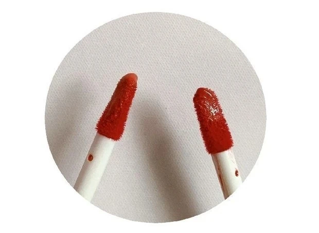 キス「リップアーマー」が本当にマスクにつきにくい！ 落ちにくさを検証_平べったく、液含みのよいチップのアプリケーター