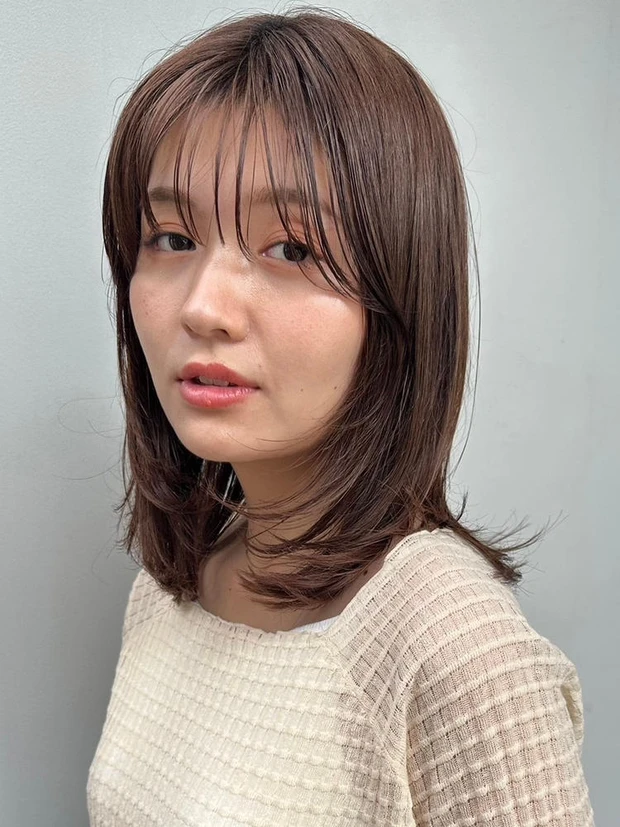 顔まわり レイヤー ミディアム  前髪あり　シースルーバング