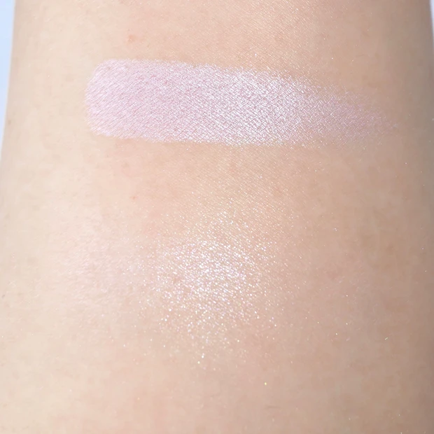 セザンヌ(CEZANNE)パールグロウニュアンサー N2 ライラックムード スウォッチ 指塗り ブラシ塗り